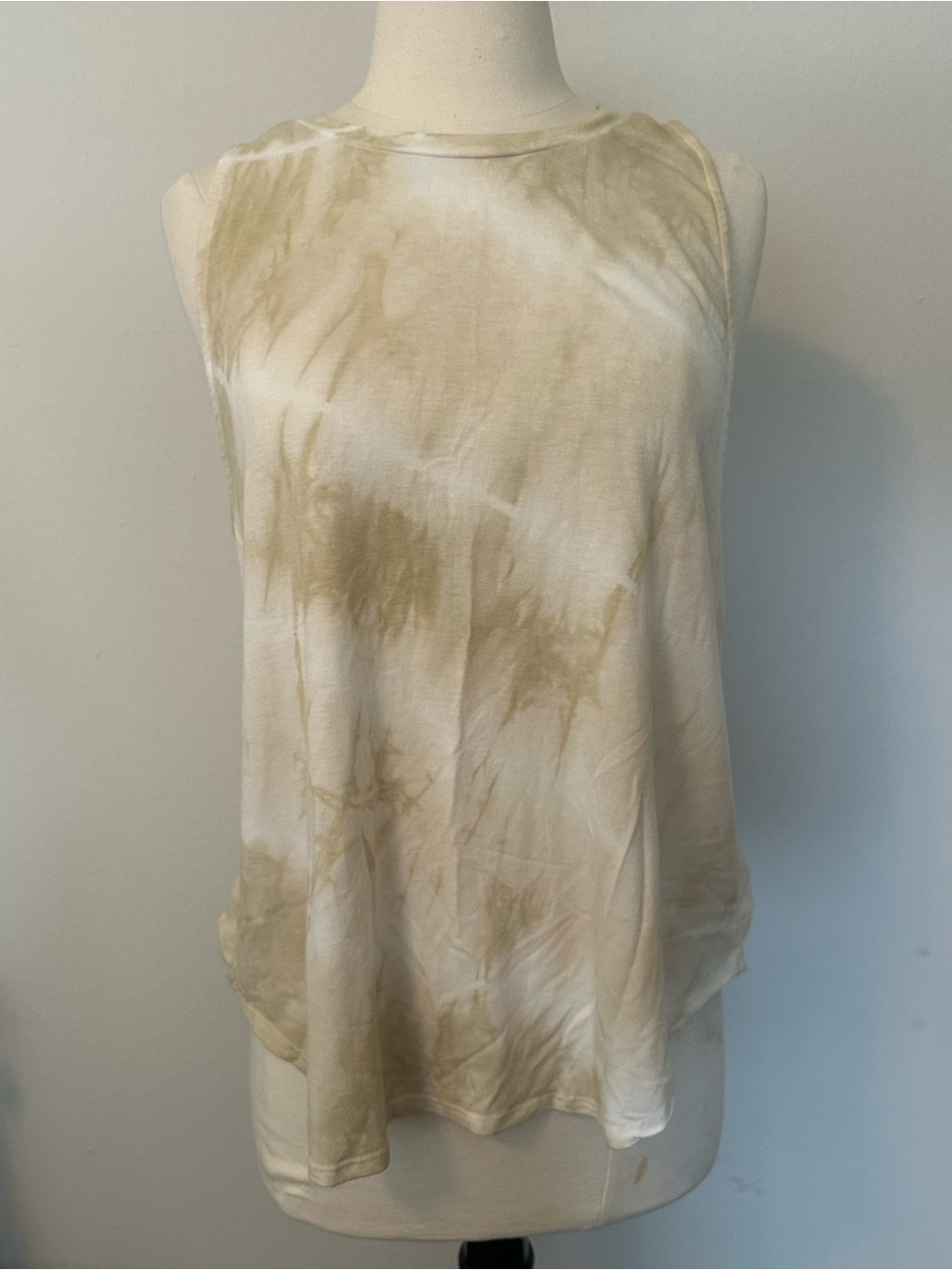 Glyder Sleeveless Tie-Dye Tank Top in Cream and Light Olive